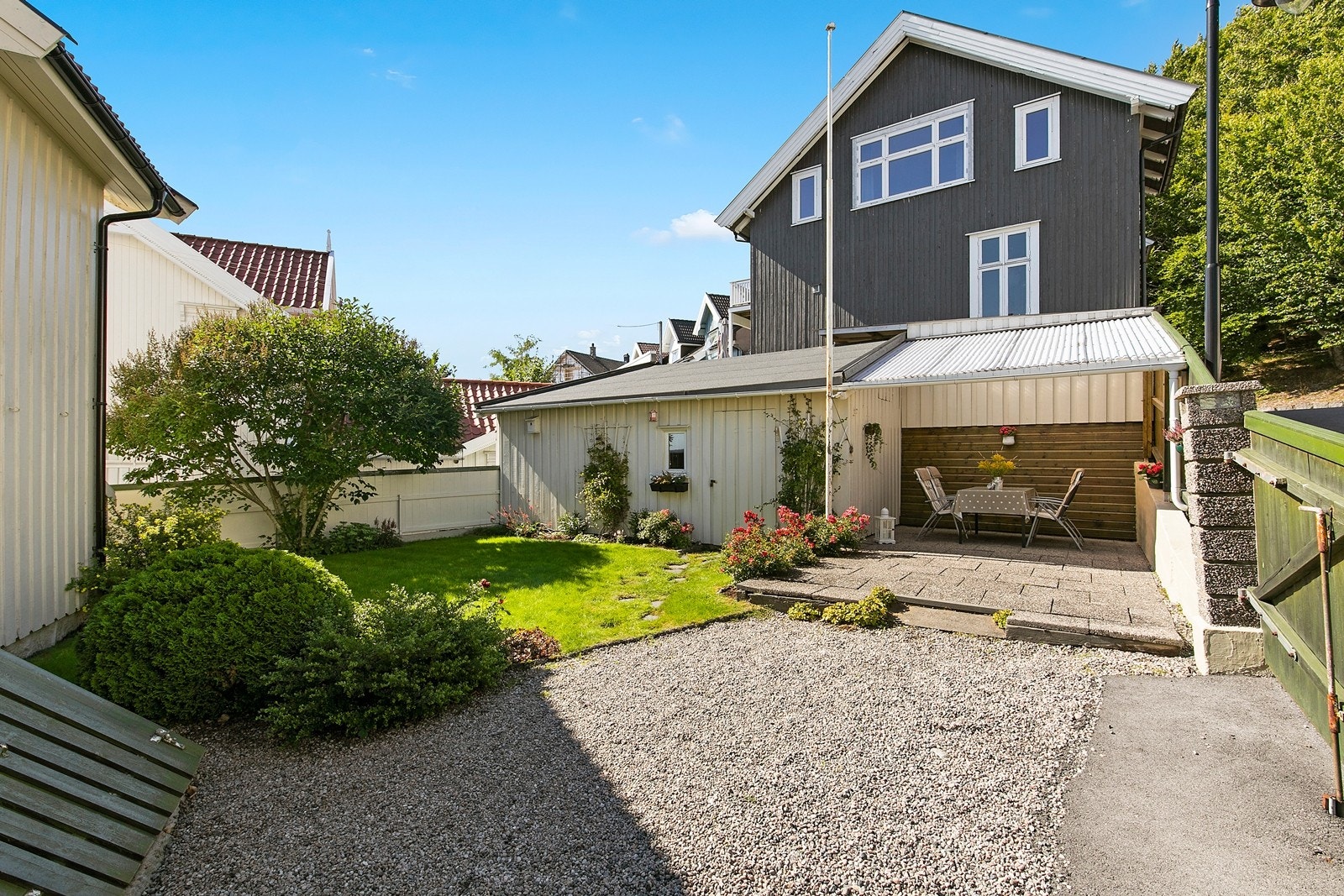 Ved siden av uteplassen er det en praktisk bod med lagringsplass. Galleribilde
