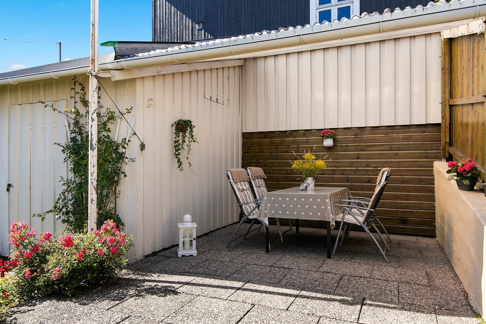Hyggelig uteplass til sene sommerkvelder. Galleribilde