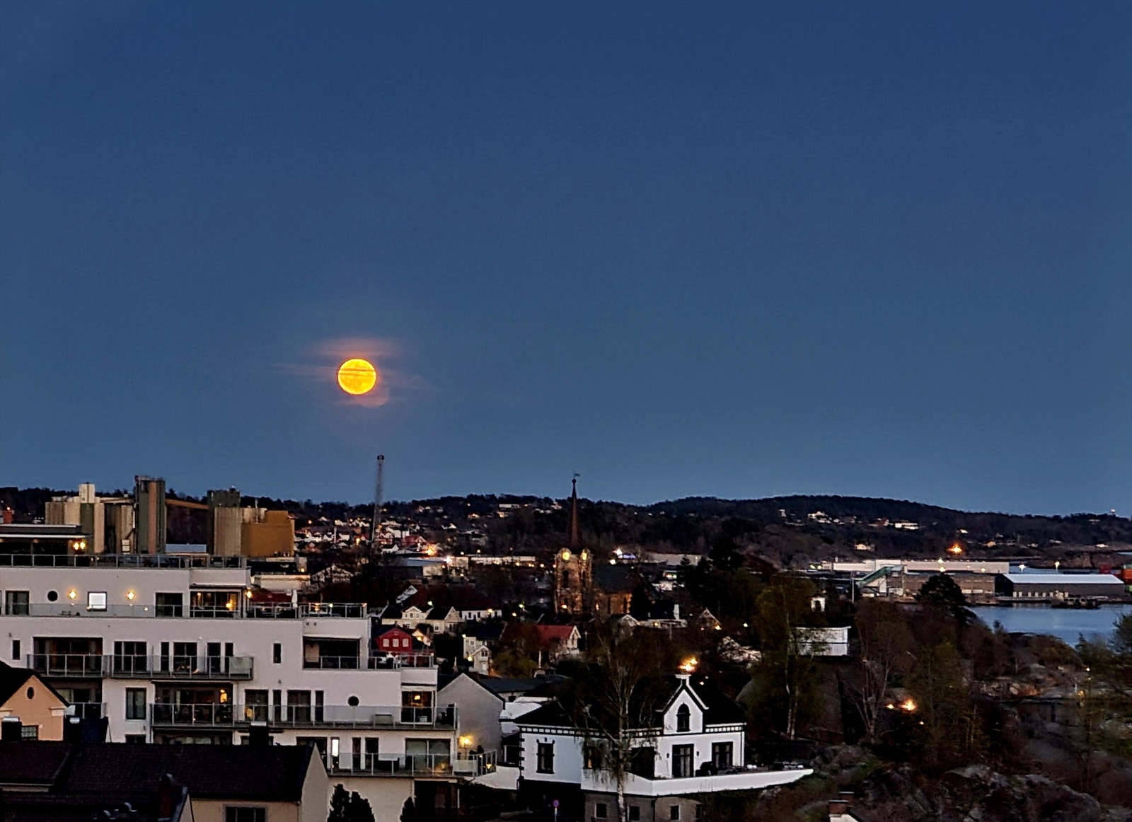 Skumringsbilde tatt av selger. Galleribilde