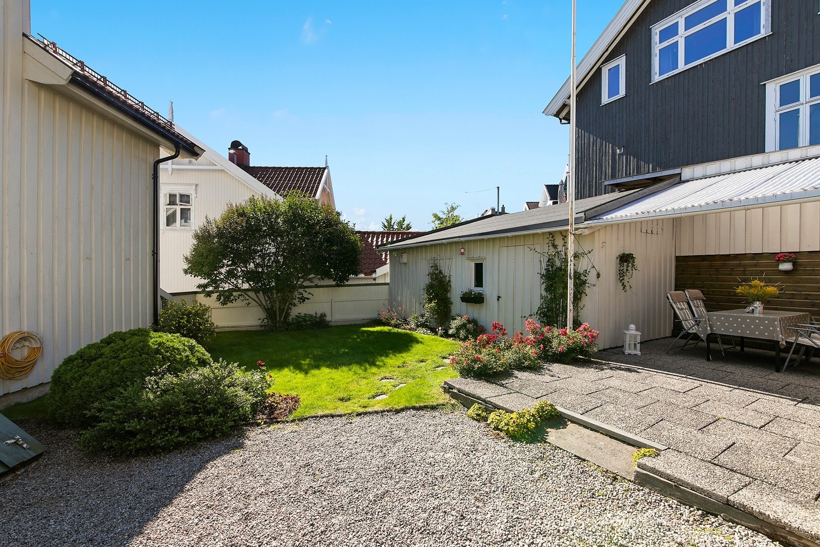 I hagen er det mulig å trekke seg inn i skyggen på varme sommerdager. Galleribilde