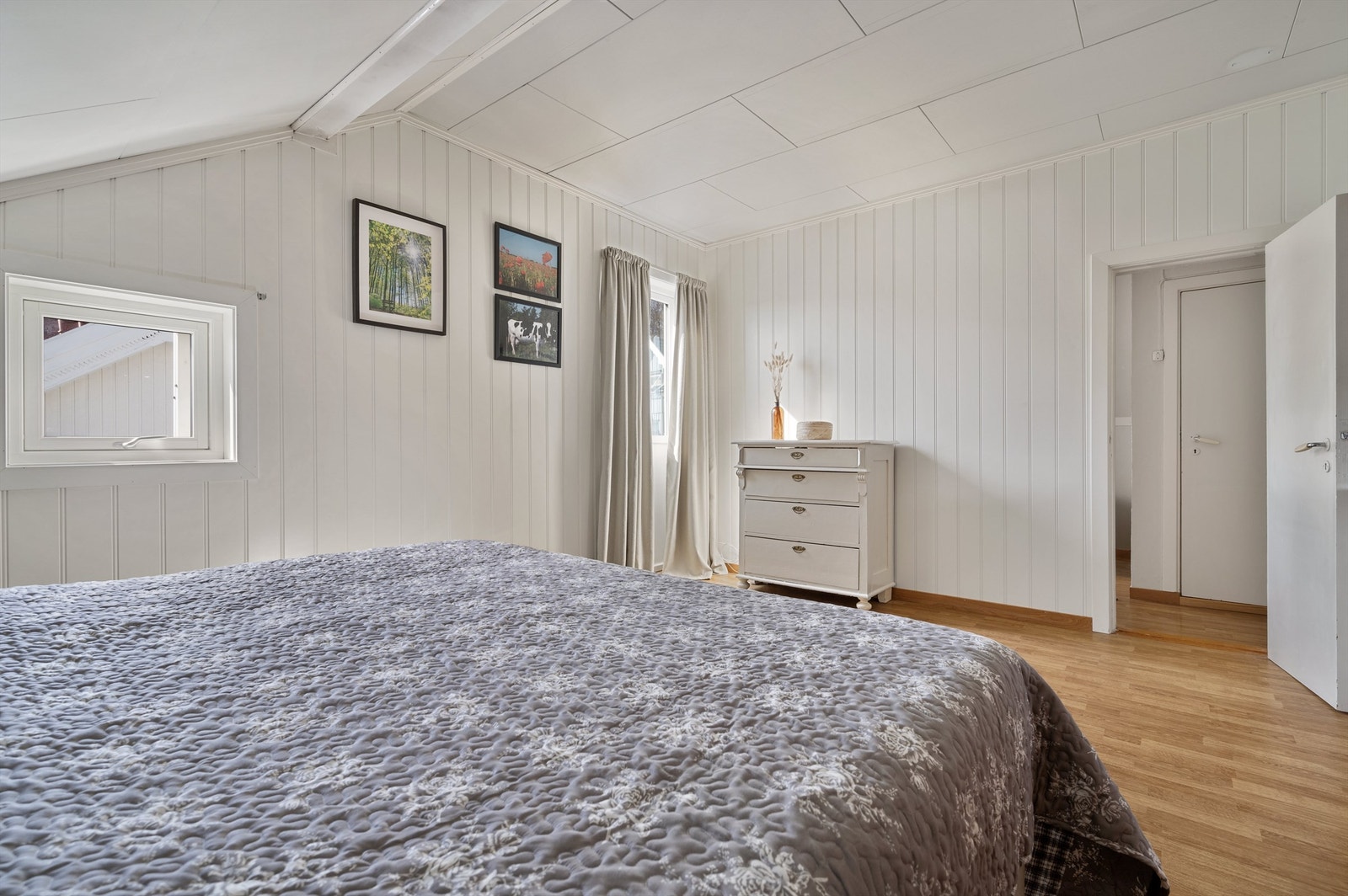 Soverommet er romslig og har utgang til luftebalkong. Galleribilde