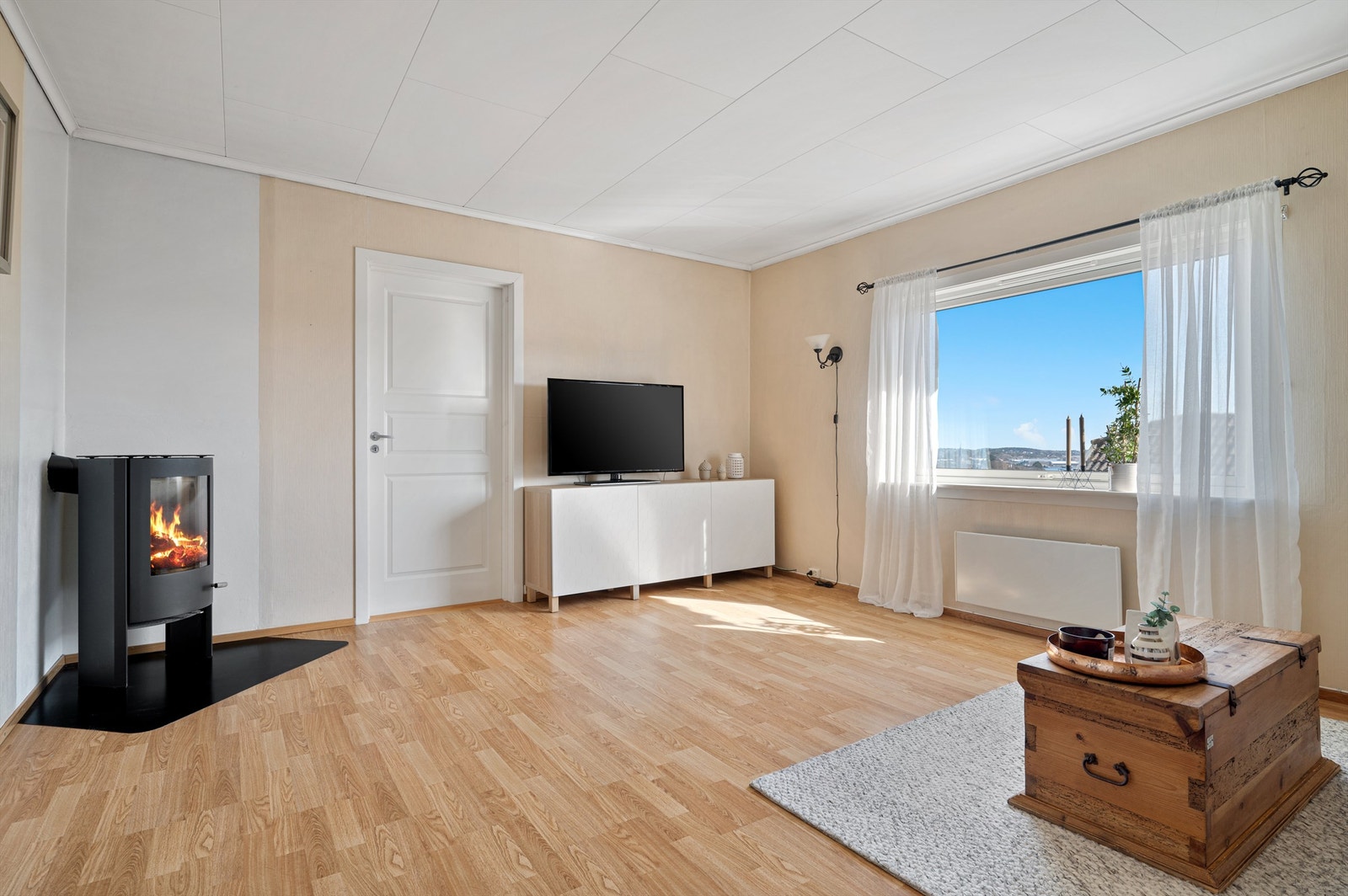 Stue i 2.etg. med vedfyring. Stort vindu gir godt med naturlig lys. Galleribilde