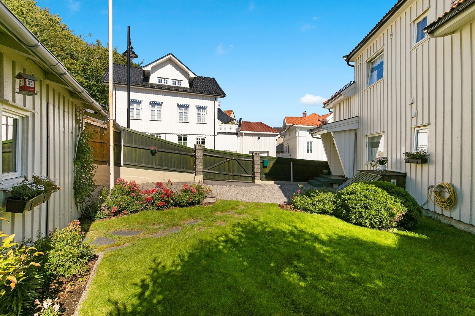 Hagen skjermes av gjerdet langs veien. Galleribilde