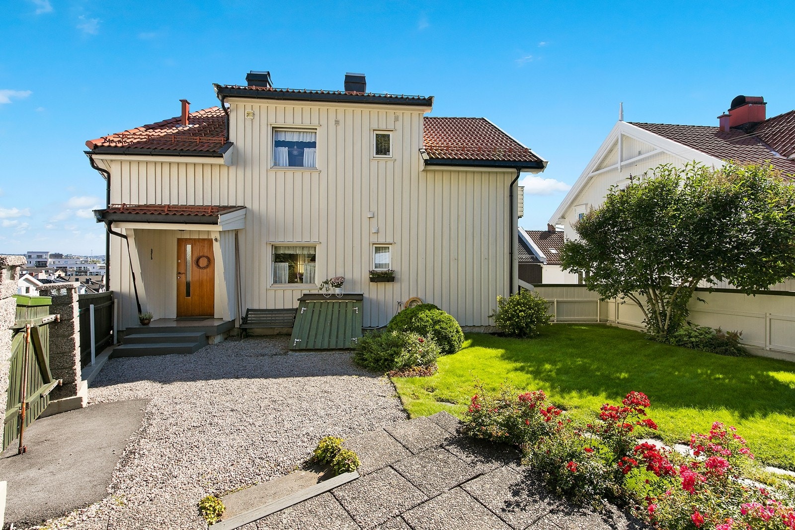 Sentralt med nydelig hage. Galleribilde