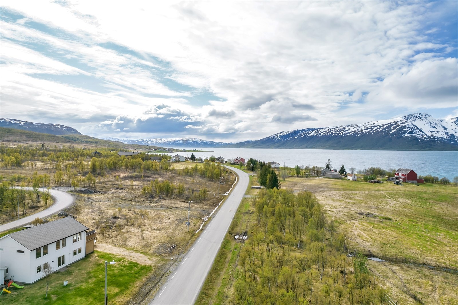Tomten ligger på fremste rekke i feltet med flott utsikt! Galleribilde