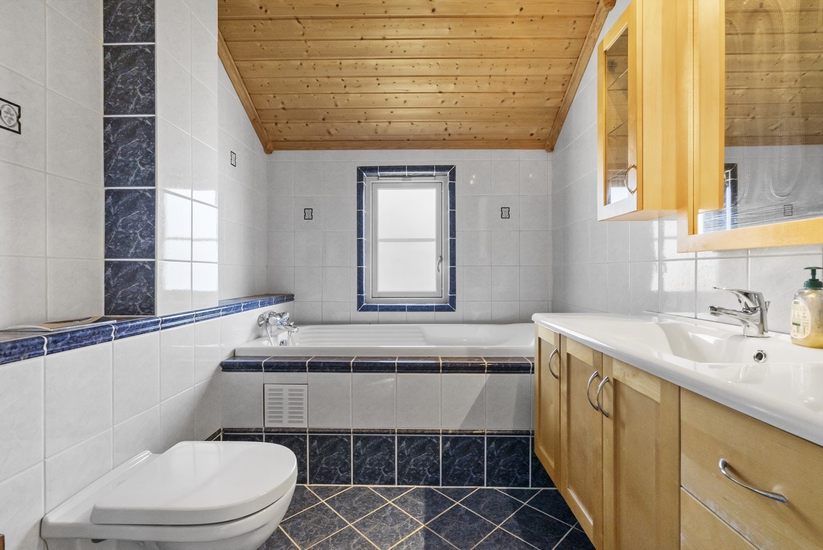 - Badet er helfliset og har panel i himling med downlights - Galleribilde