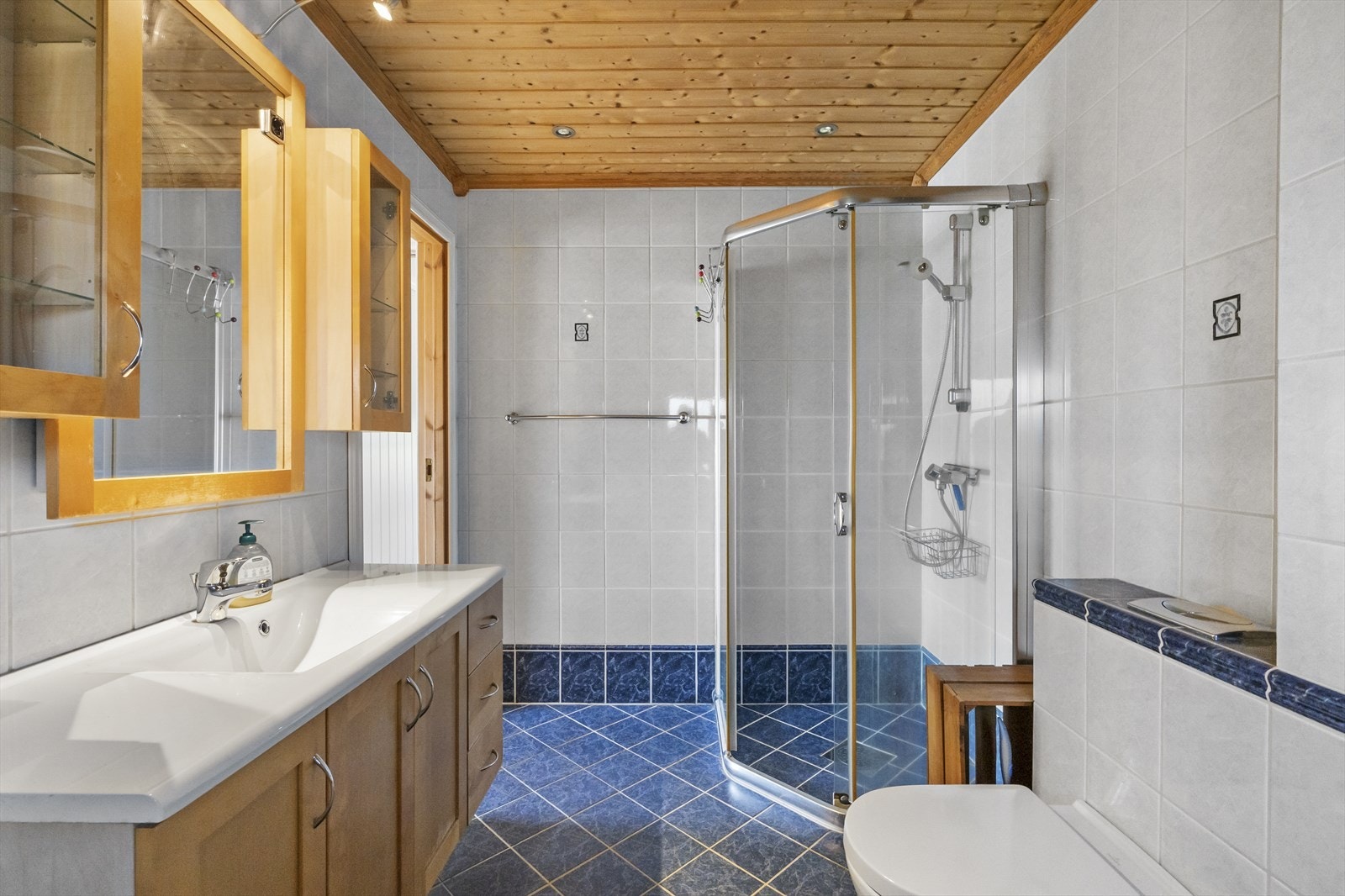 - Badet ble modernisert i 2003 med nye overflater, ny innredning og nye varmekabler - Galleribilde