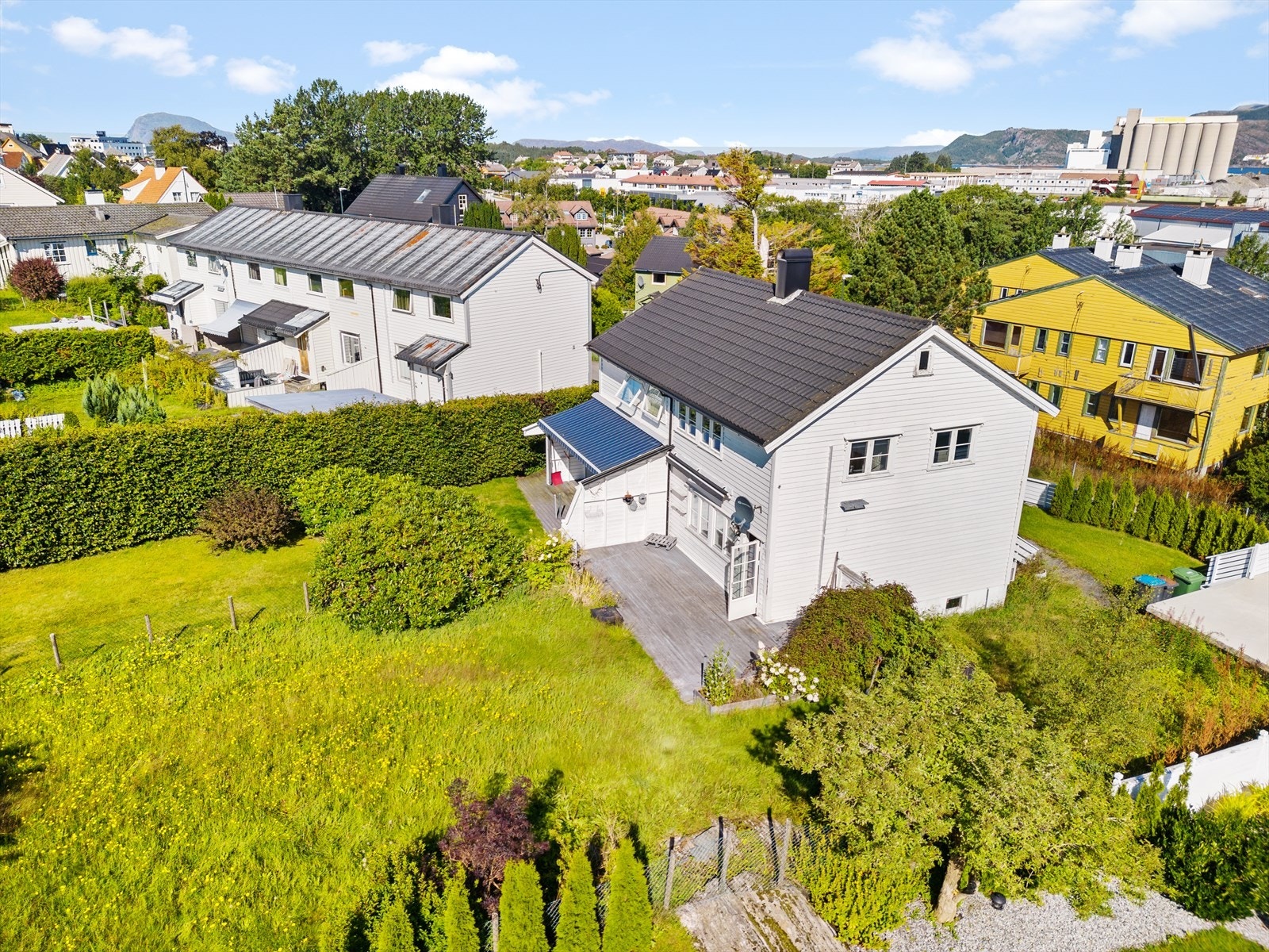 - Boligen ligger på en relativt flat tomt med nydelige utearealer - Galleribilde