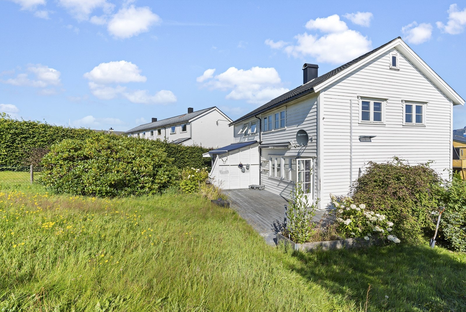 - Boligen har en god intern beliggenhet og praktisk plassering med kort vei til de fleste fasiliteter i Florø - Galleribilde