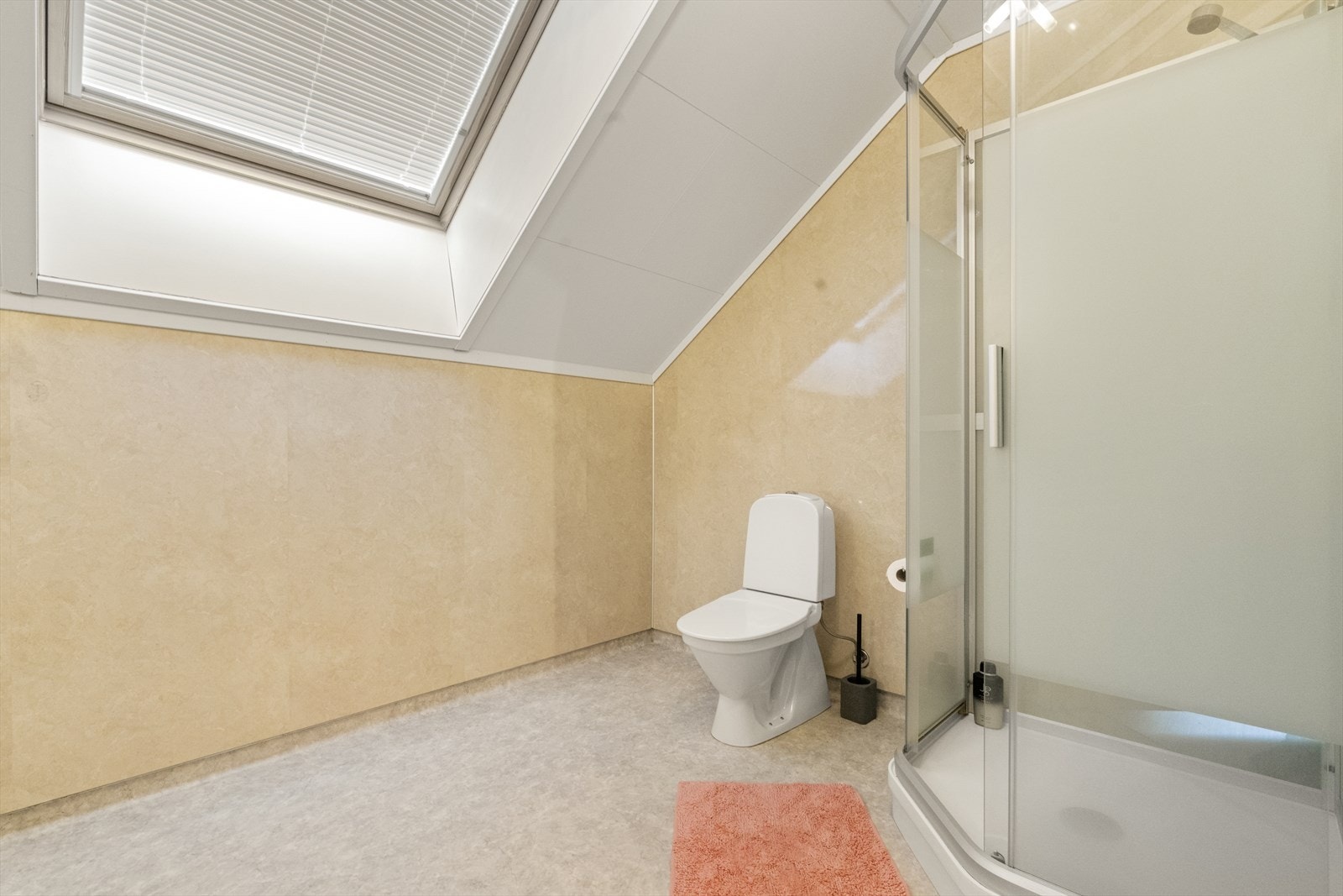 - Badet i 2.etg har belegg på gulv med gulvvarme og baderomsplater på vegg - Galleribilde