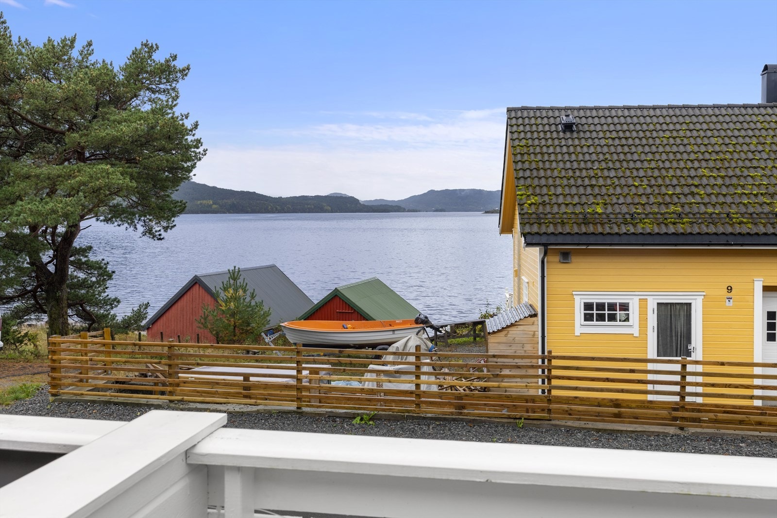 - Flott sjøutsikt fra terrasse - Galleribilde