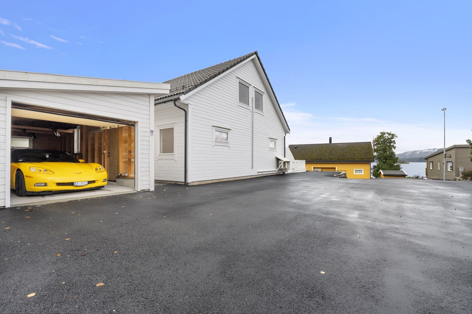 - Asfaltert tun (2022) og frittstående garasje på 24m² (2016) - Galleribilde