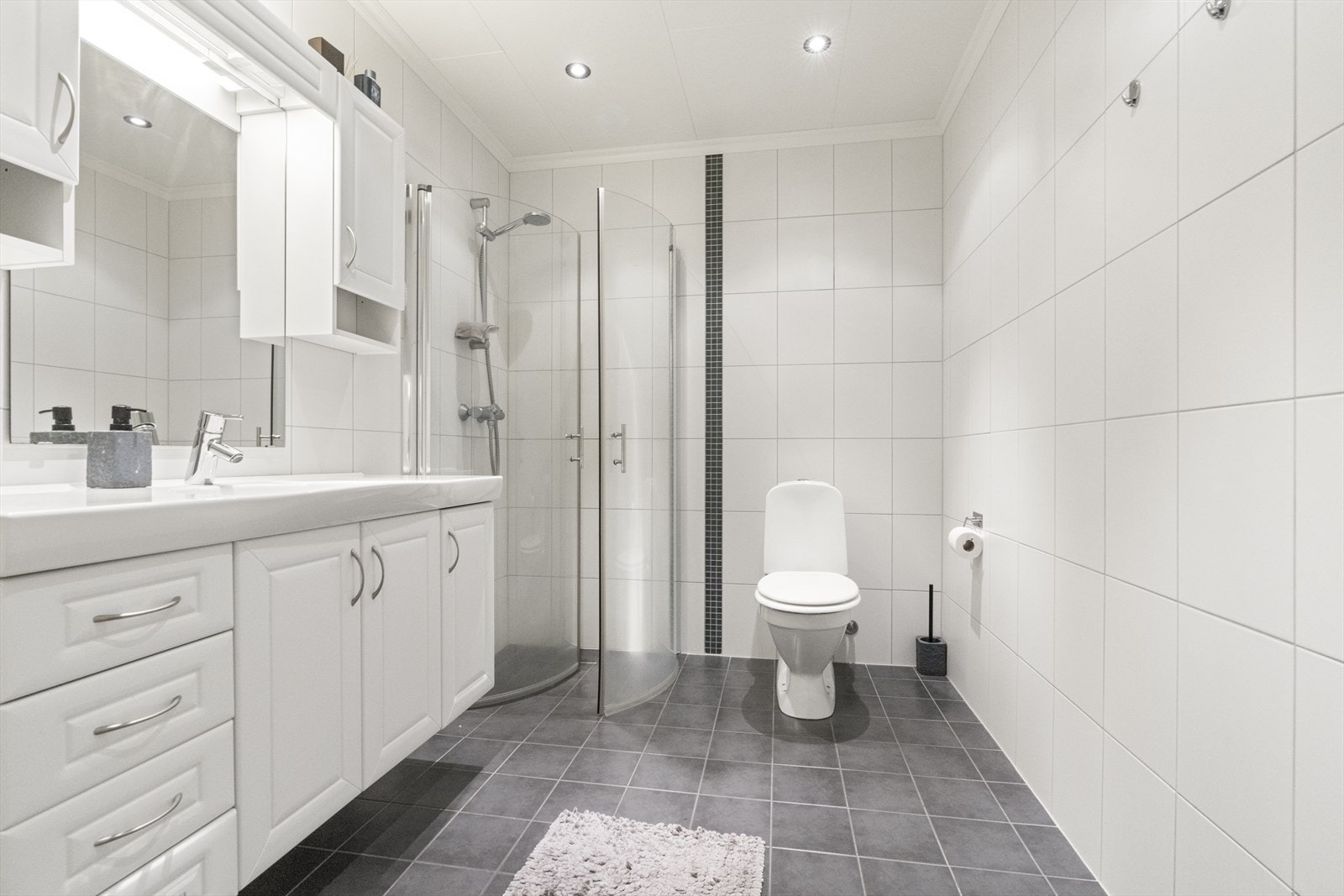 - Badet i 1.etg er helfliset med gulvvarme og takess i himling med downlights - Galleribilde