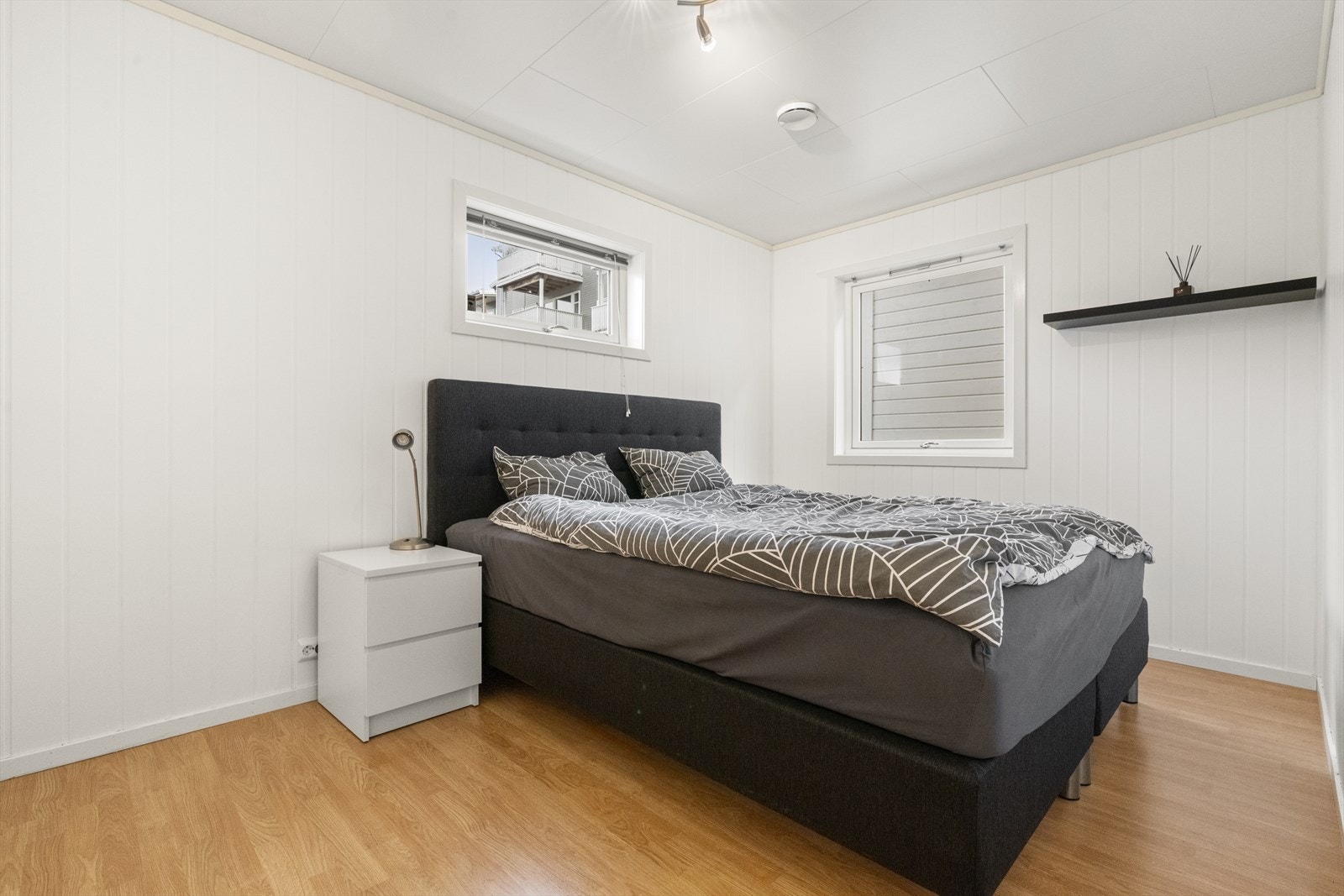 - Hovedsoverom i 1.etg med skyvedørsgarderobe - Galleribilde