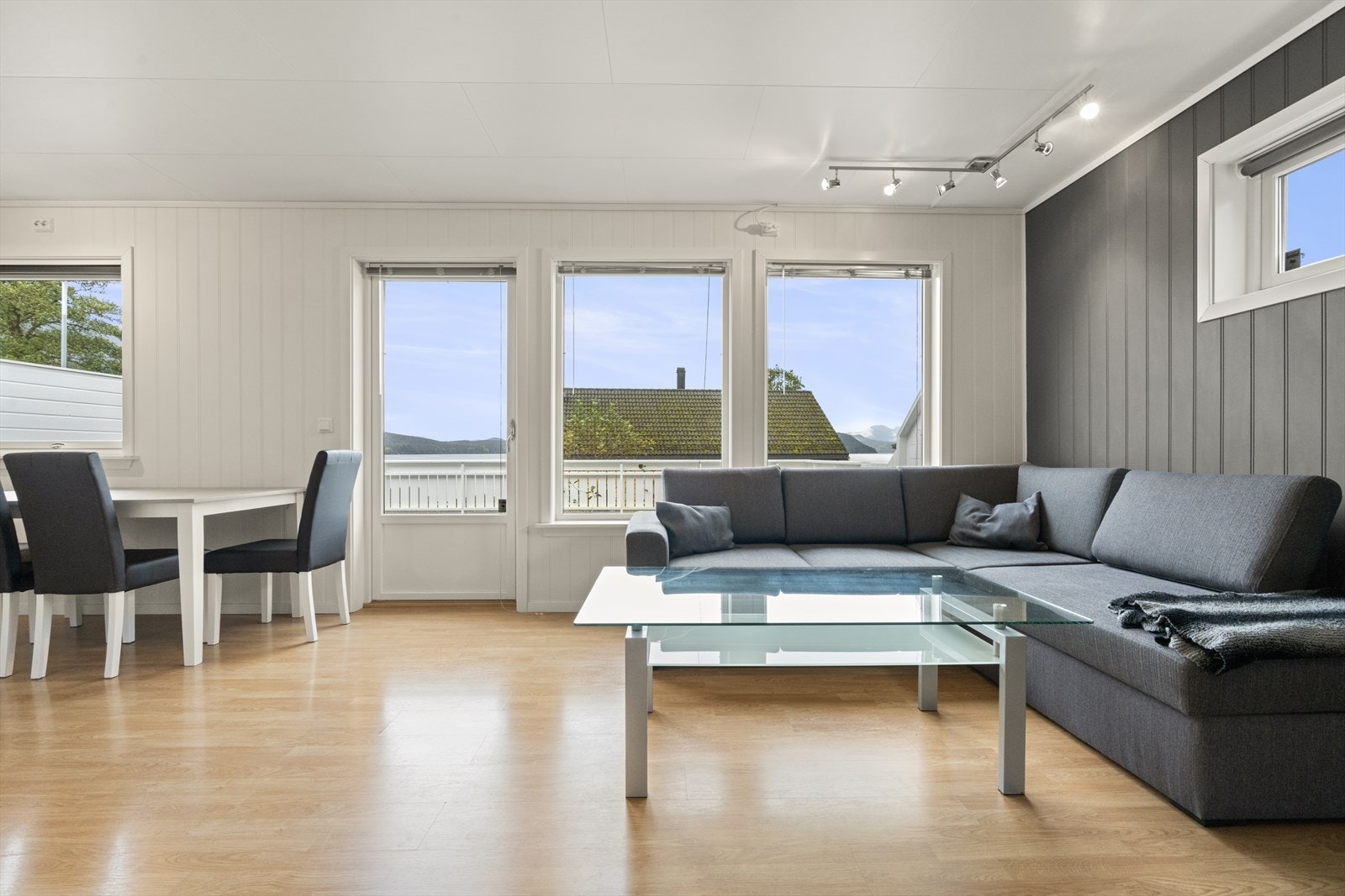 - Boligen er på 104m² og går over to plan - Galleribilde