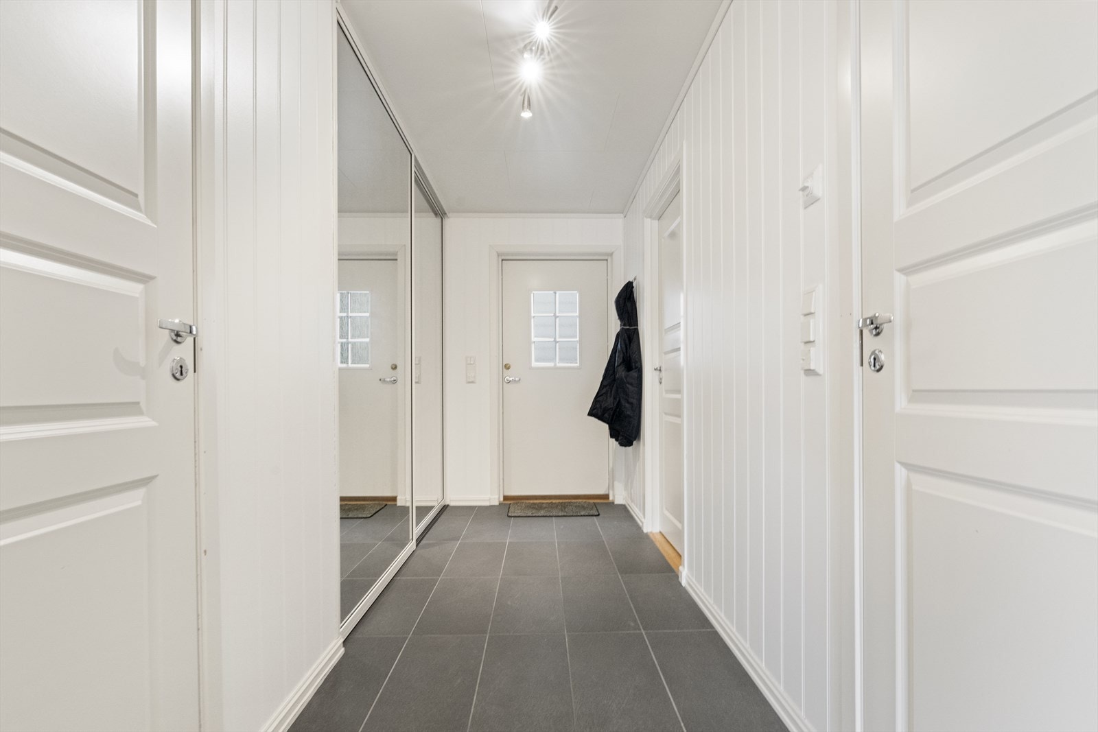 - Gangen er flislagt med gulvvarme - Galleribilde
