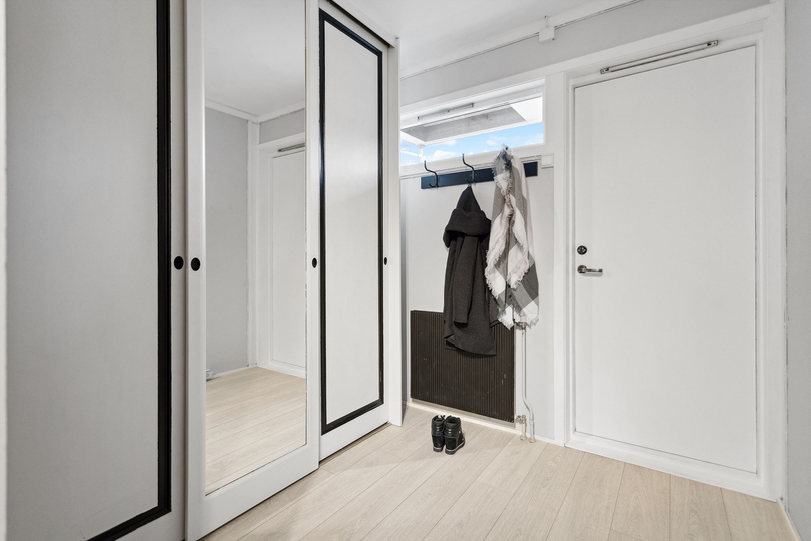 Leiligheten har en romslig entre med god plass til oppbevaring av sko og ytterklær. Innredet med stor skyvedørsgarderobe. Galleribilde
