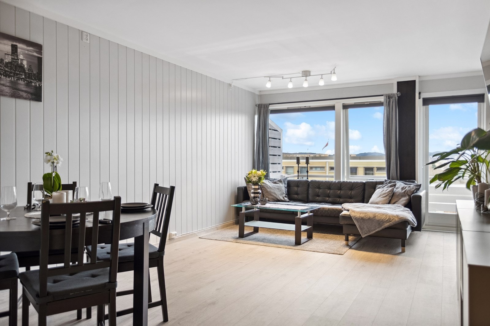 Leiligheten ligger fint til i feltet med en fantastisk utsikt. Deler av boligen er oppusset de siste årene. Galleribilde