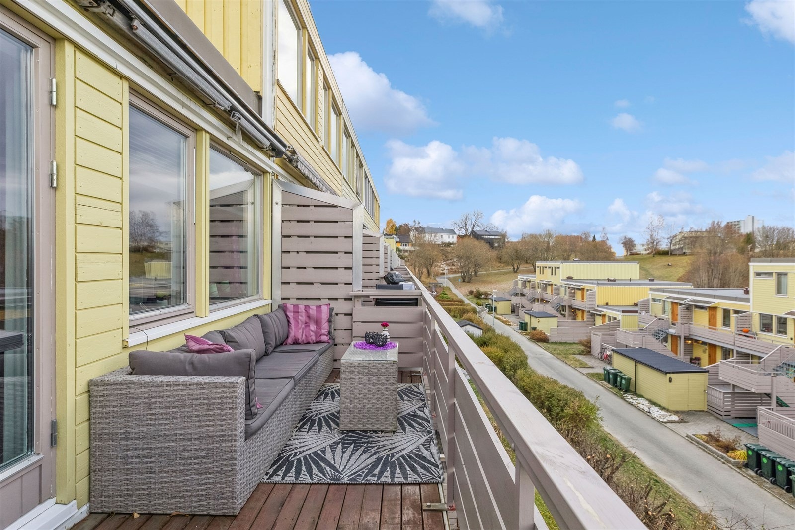 Balkongen er på 9 kvm og har plass til sittegrupper. Galleribilde