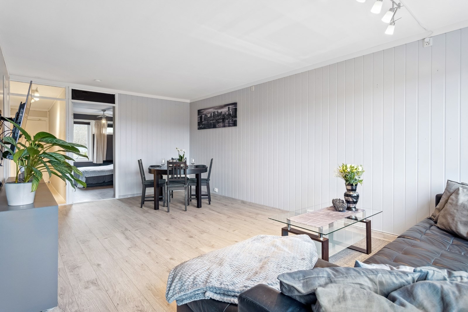 Stuen er romslig og har god plass til både sofa- og spisegruppe. Galleribilde