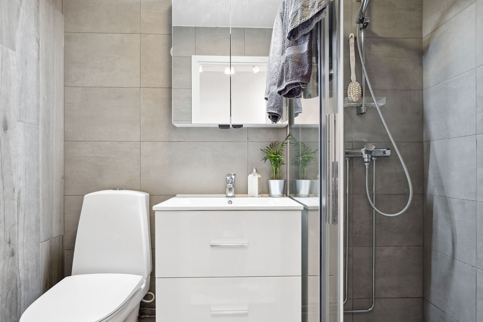 Badet er utstyrt med gulvvarme og mekanisk avtrekk. Sluket ble byttet ut i 2016. Galleribilde