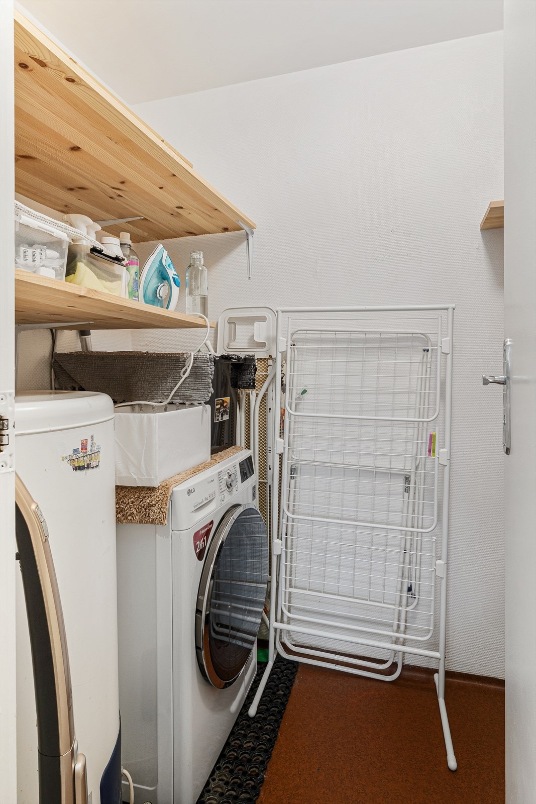 Praktisk separat vaskerom og bod. Galleribilde