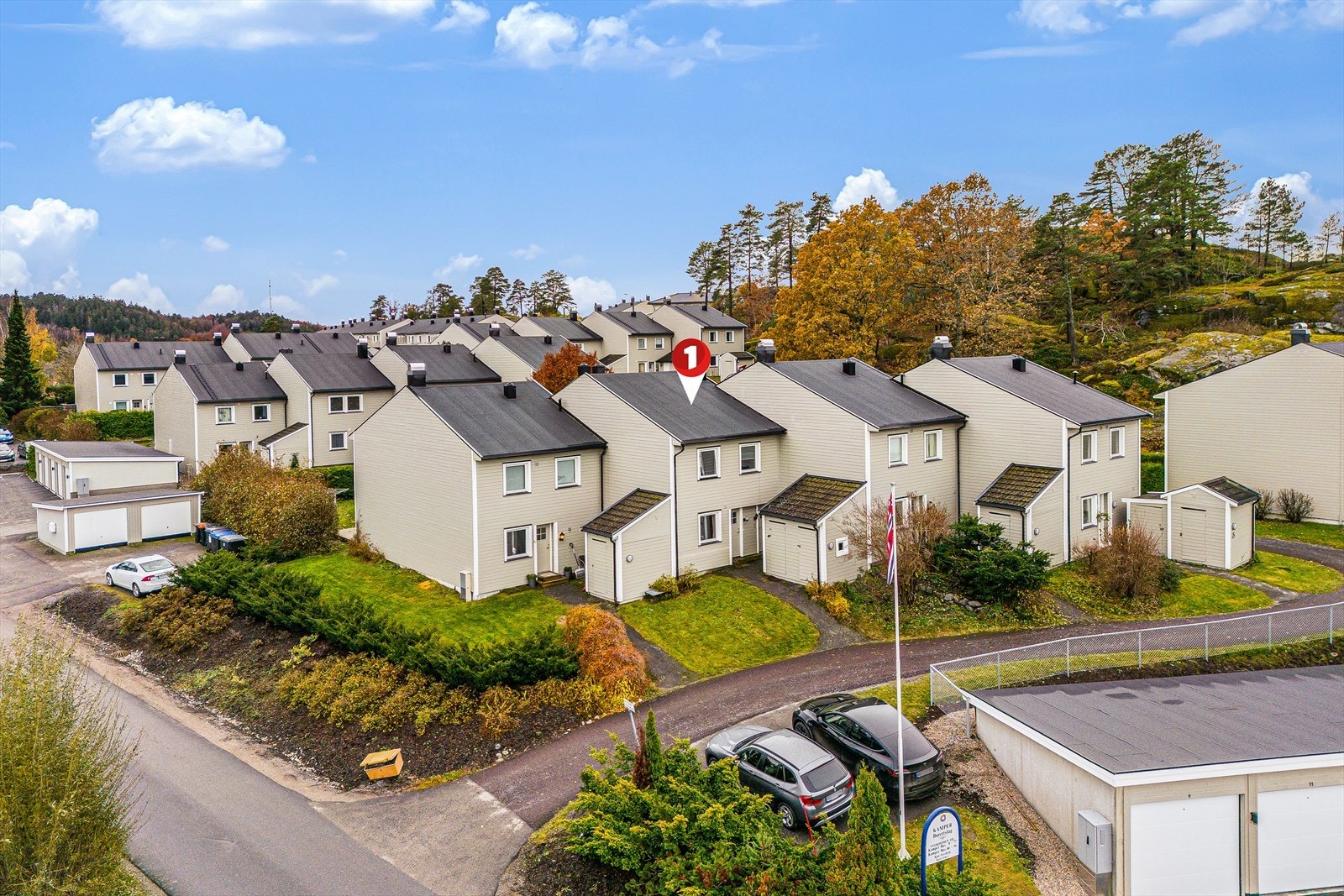 Praktisk leilighet i 1 etasje med 1 soverom, terrasse, hage og garasje. Galleribilde