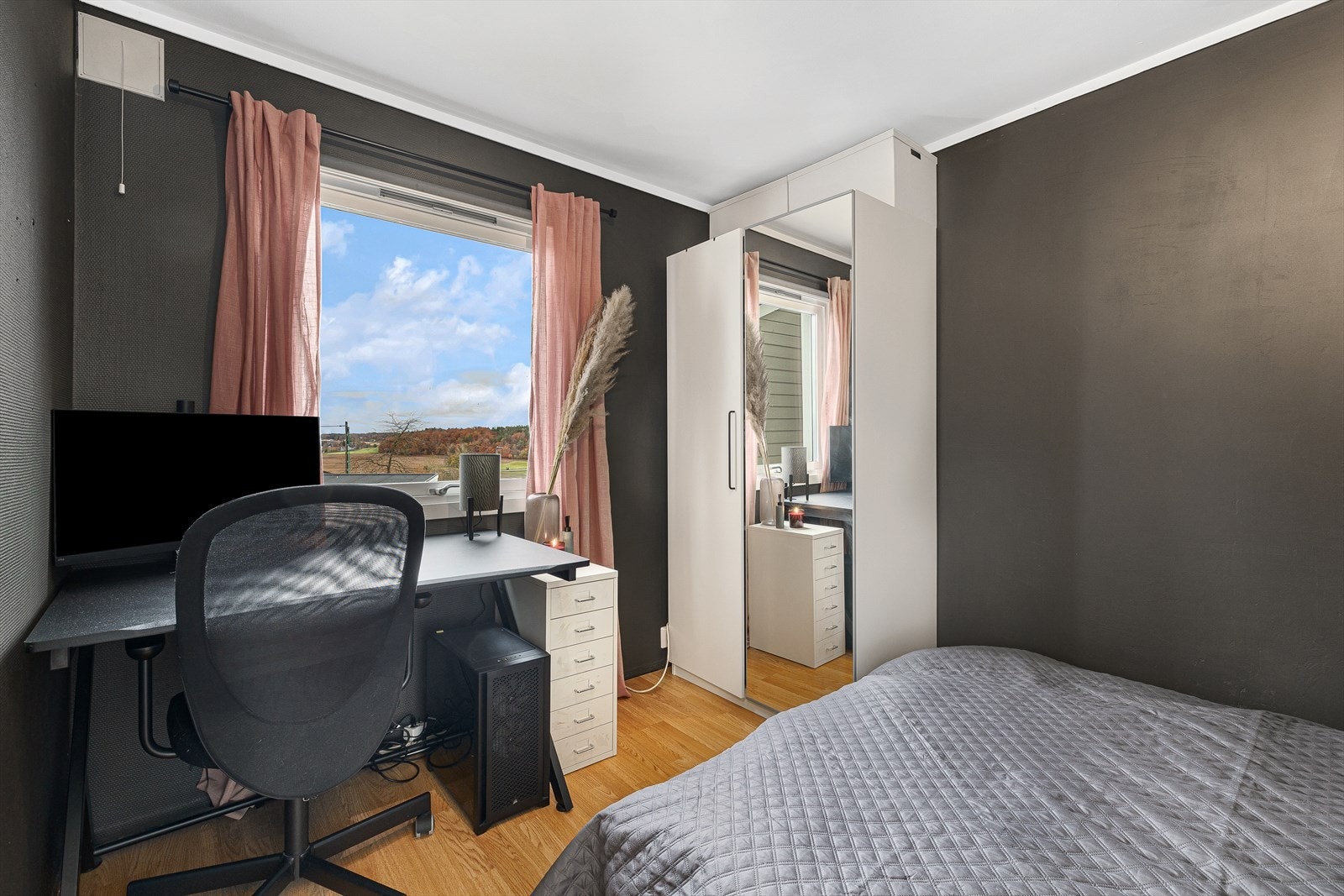 Her følger det med 2 garderobeskap. Galleribilde