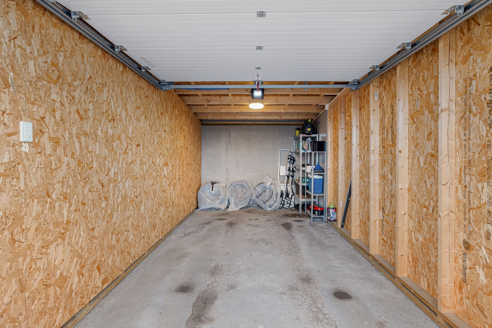 Garasjen har innlagt strøm og har elektrisk portåpner. Galleribilde