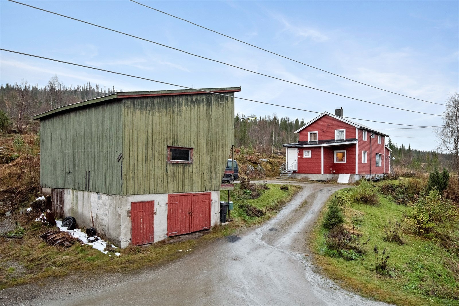 Bolig og uthus har oppussings/renoveringsbehov. Galleribilde