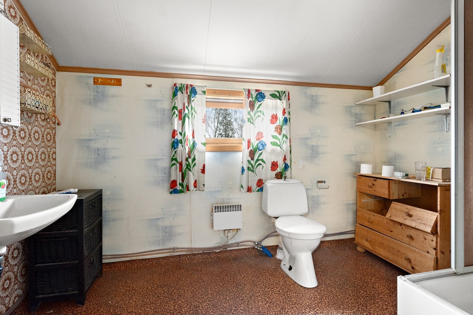 Bad i 2. etg. har renoveringsbehov Galleribilde