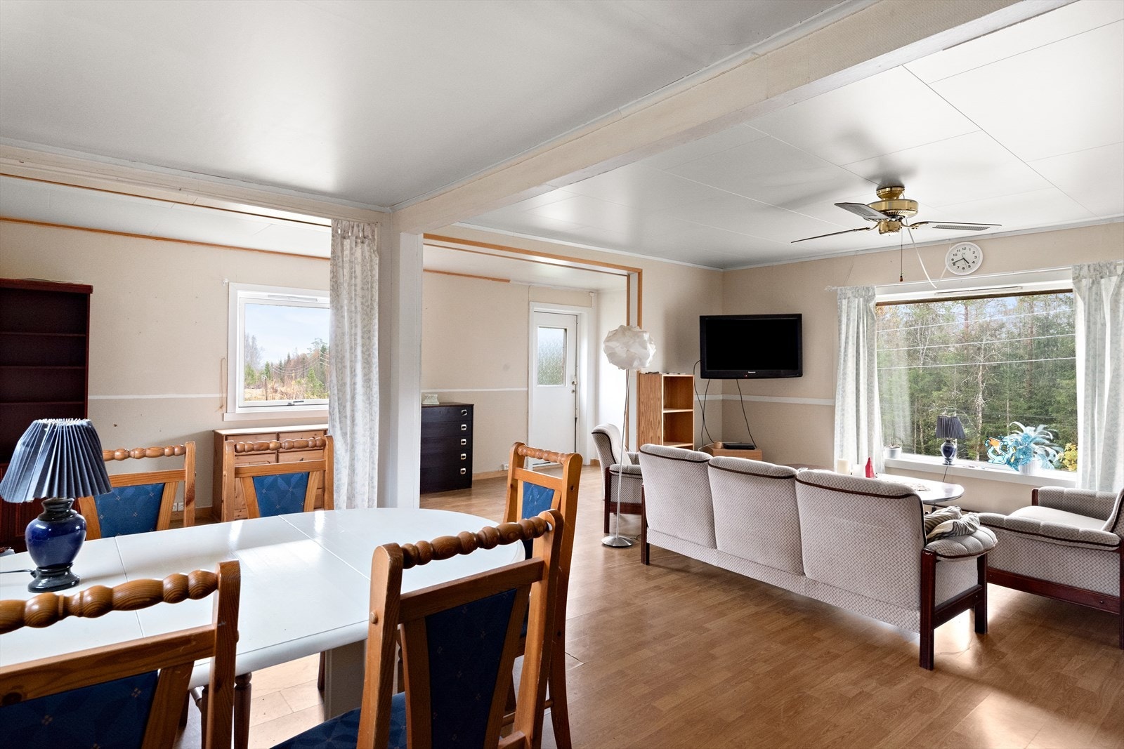 Romslig stue. En del av stua har tidligere vært soverom. Galleribilde