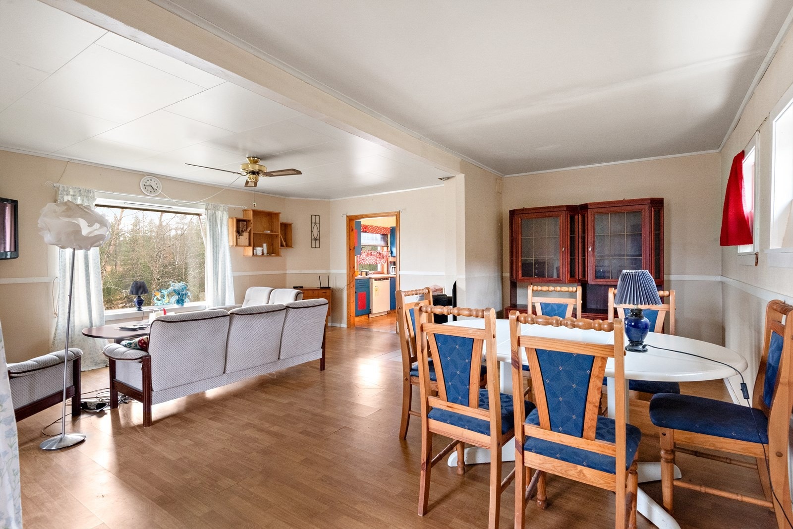 Stue mot kjøkken. Sikringsfordelingen ble utskiftet i 2016 Galleribilde