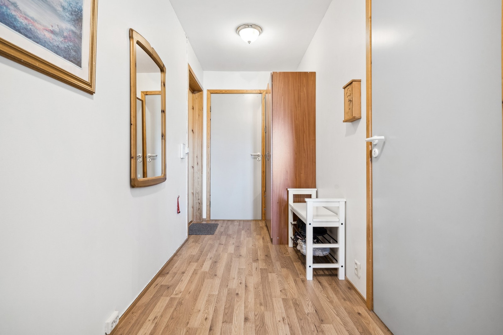 Entré med plass til skostativ og oppheng av yttertøy. Oppbevaringsplass i garderobeskap. Adkomst til bod, bad og soverom. Galleribilde