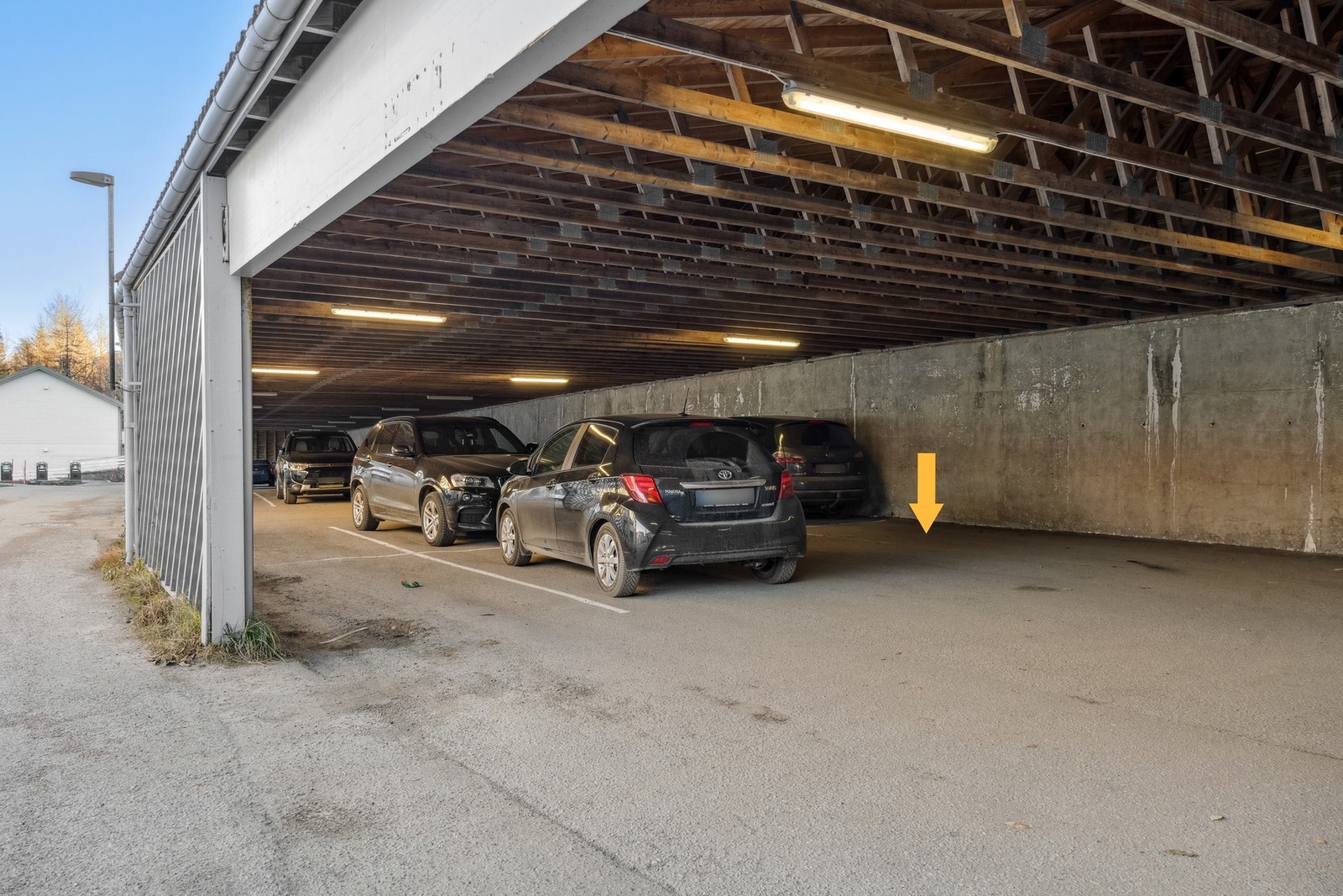 Fast parkeringsplass i carport. Borettslaget har i tillegg gjesteparkeringer og to felles el-billadere. Galleribilde