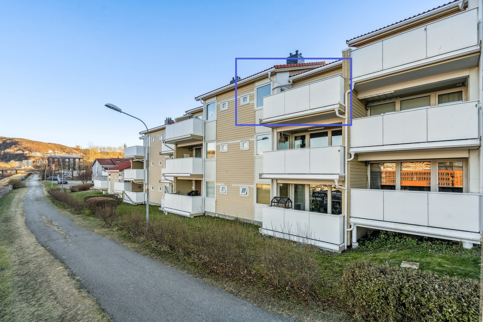 Kort vei til alt fra sentrum, dagligvare, turterreng, skole og barnehage m.m. Galleribilde