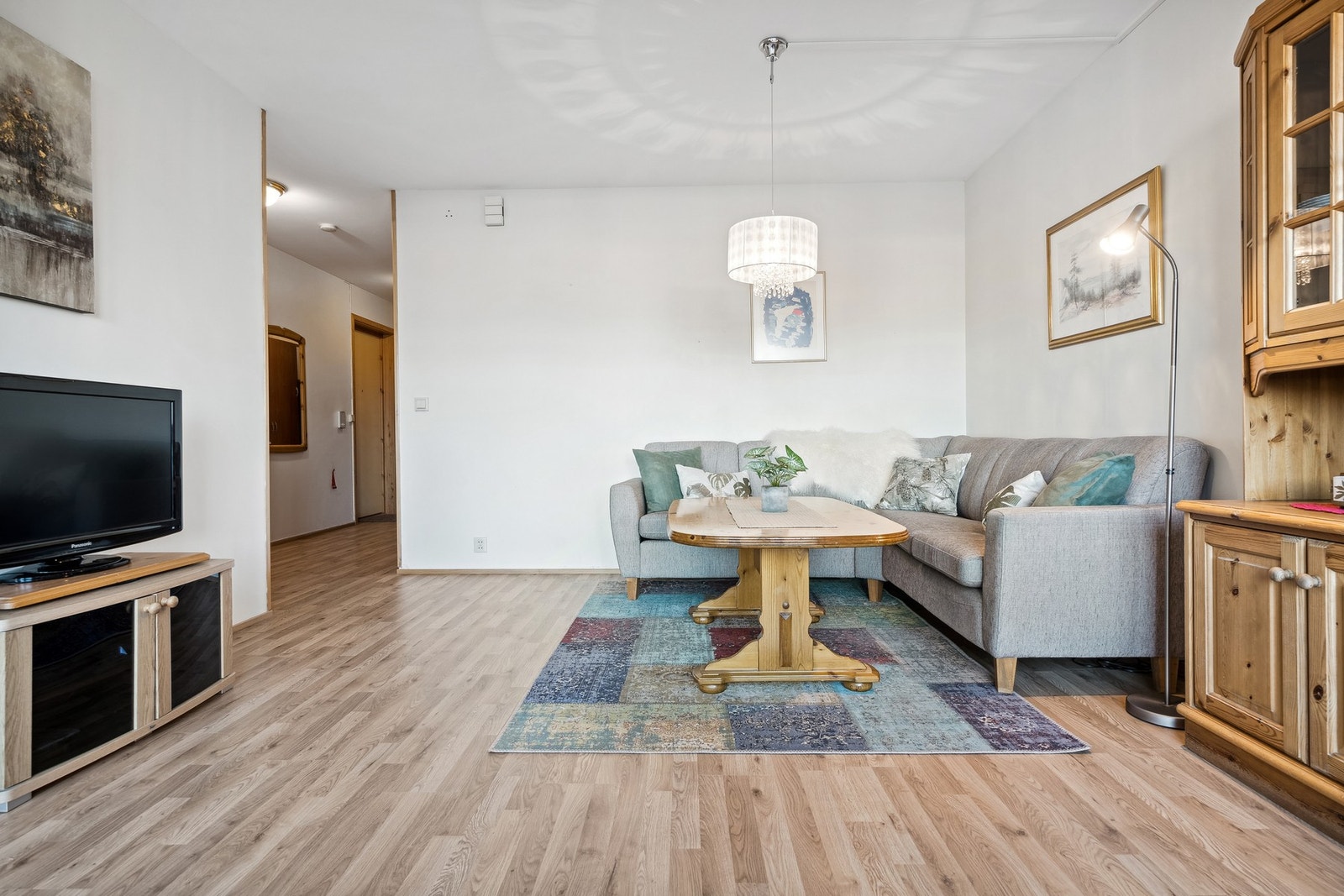 Videre adkomst fra gangen inn til stua. Galleribilde