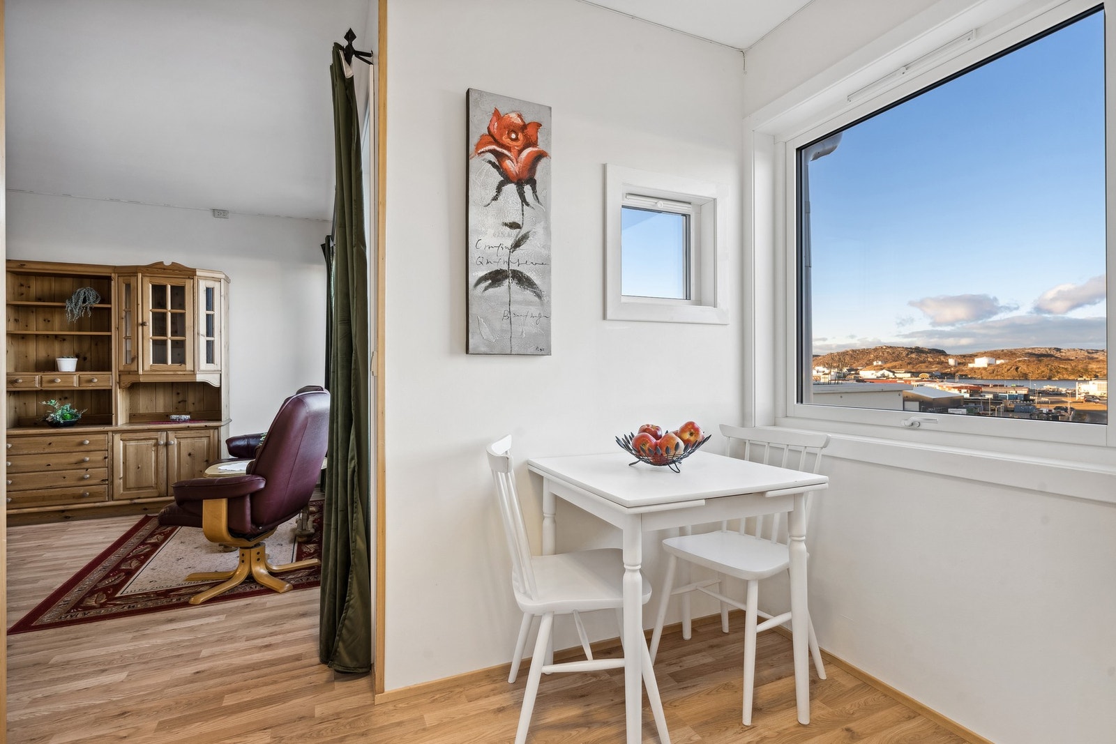 Plass til et mindre spisebord ved kjøkkenet. Galleribilde