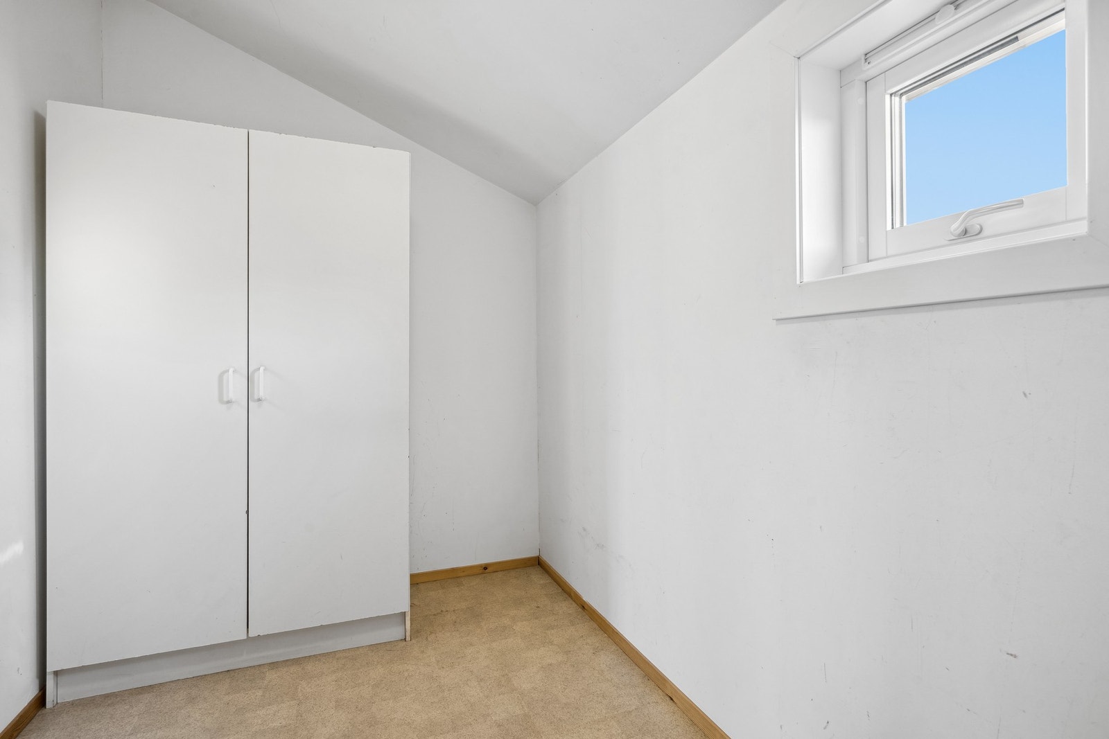 Praktisk innebod på ca. 5 m² med garderobeskap. Leiligheten disponerer i tillegg en bod i et av nabobyggene. Galleribilde