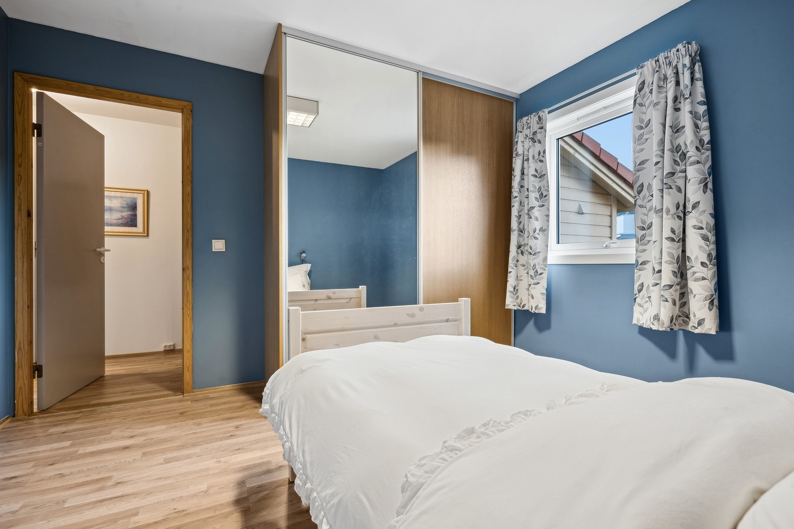 Oppbevaringsplass i skyvedørsgarderobe med speilfronter. Galleribilde