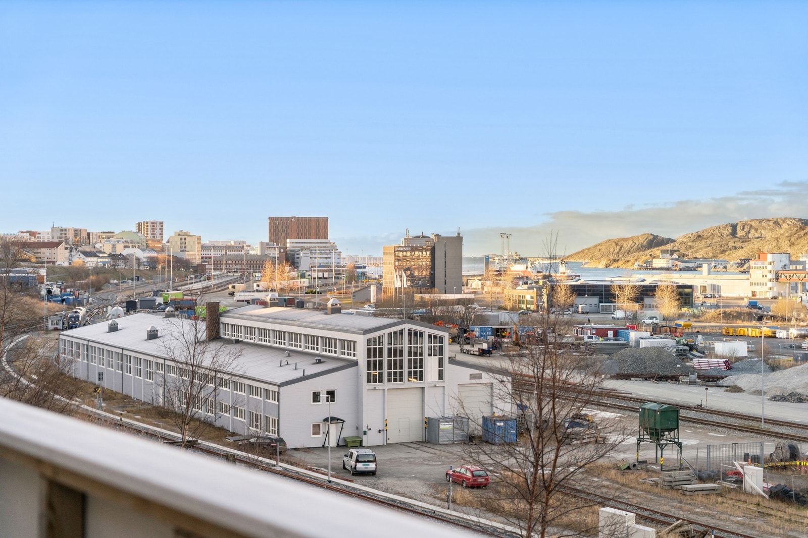 Flott utsikt i retning byen og havneområdet! Galleribilde