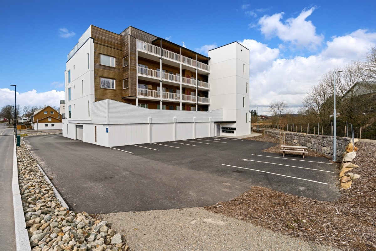 Gjesteparkering på baksiden av bygget. Galleribilde