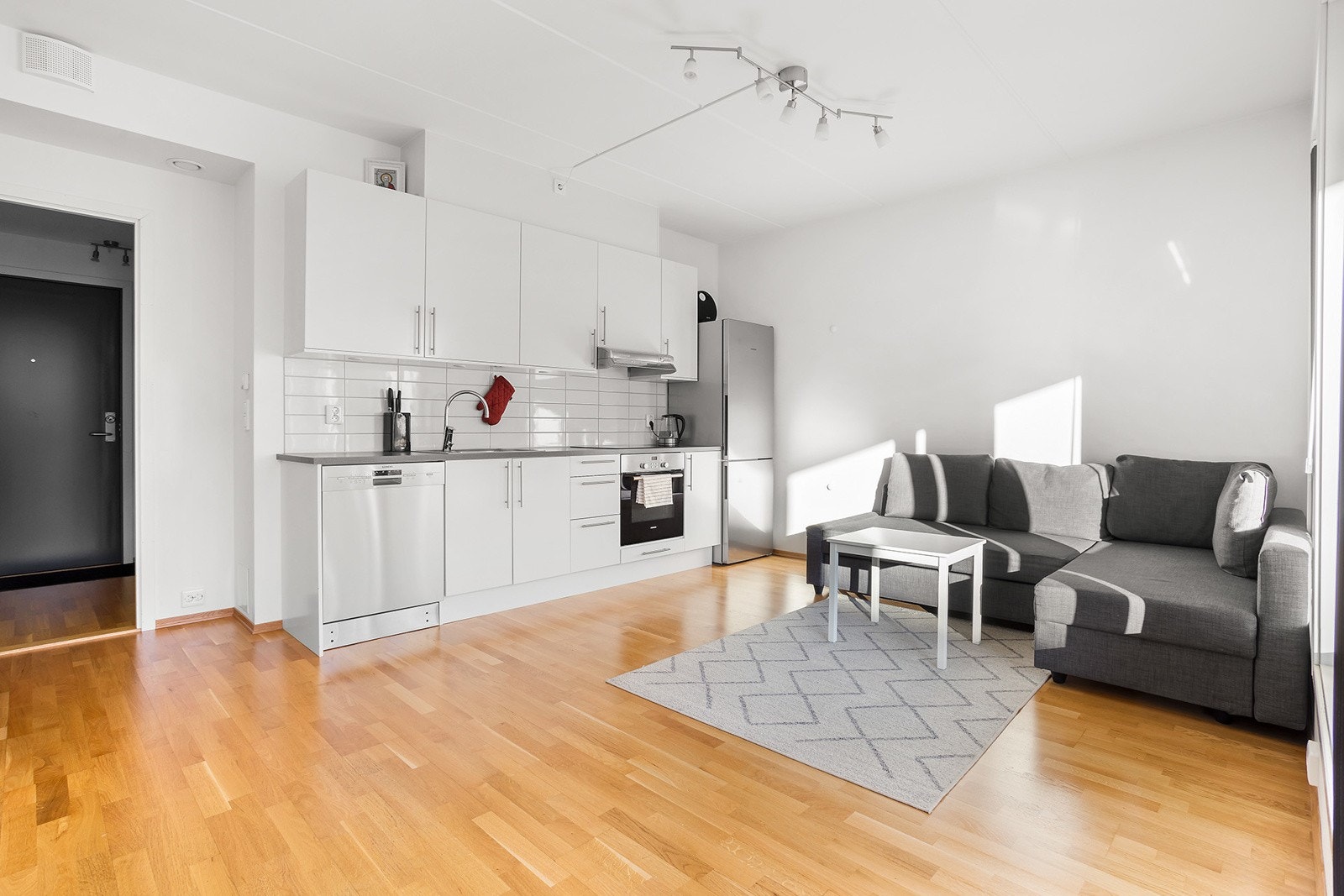 Den åpne stue/kjøkkenløsning understøtter leilighetens smarte planløsning. Galleribilde