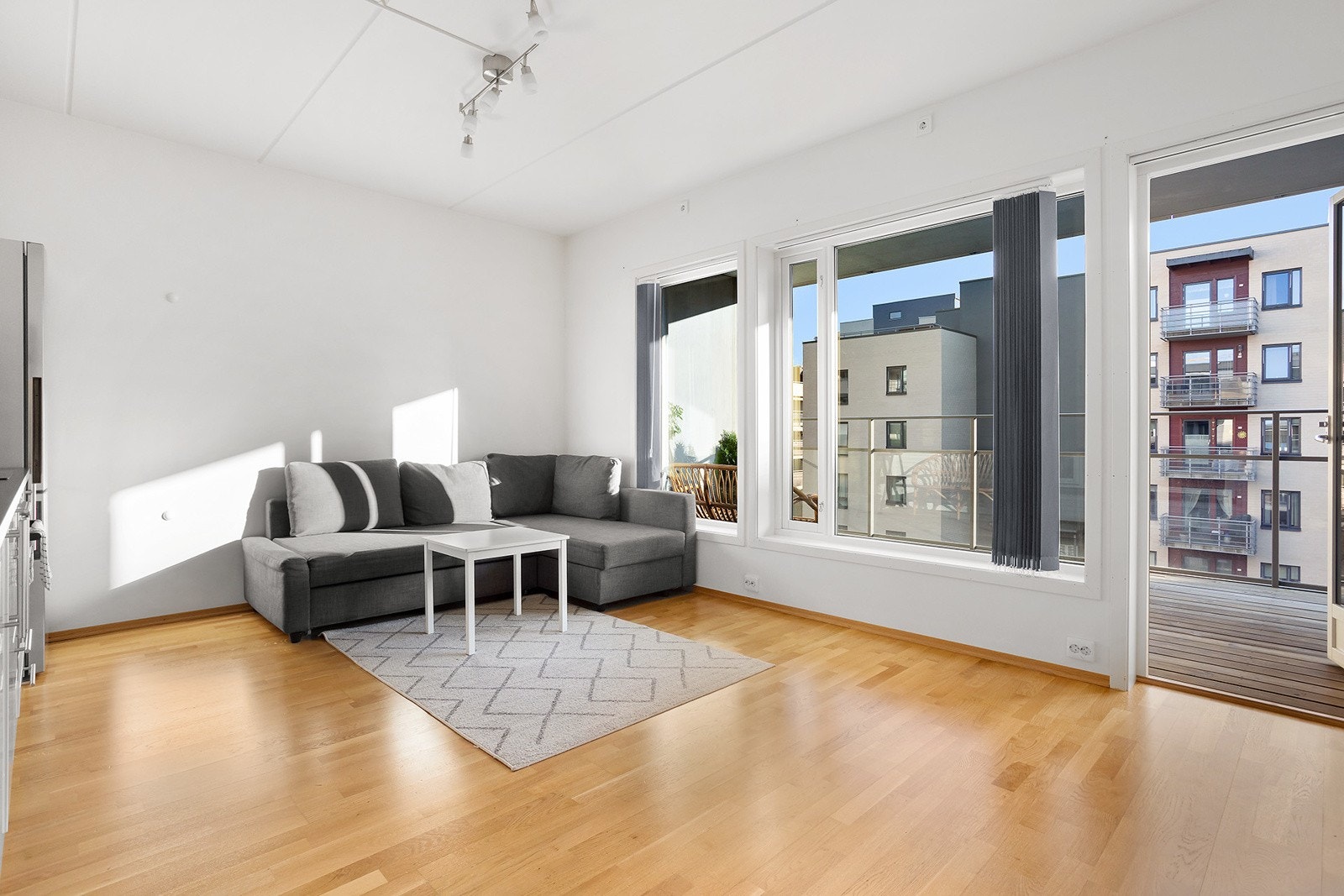 Lys og romslig stue med utgang til balkong. Galleribilde