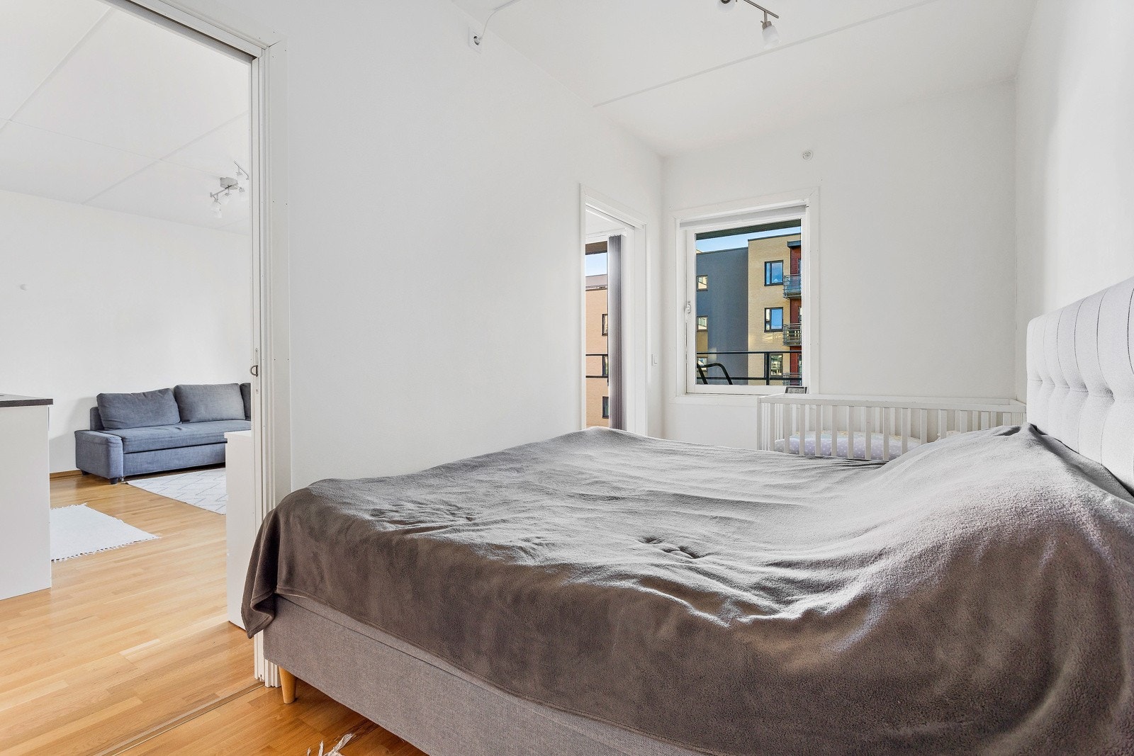 Stort soverom av generøs størrelse med god plass til dobbeltseng med tilhørende nattbord. Galleribilde