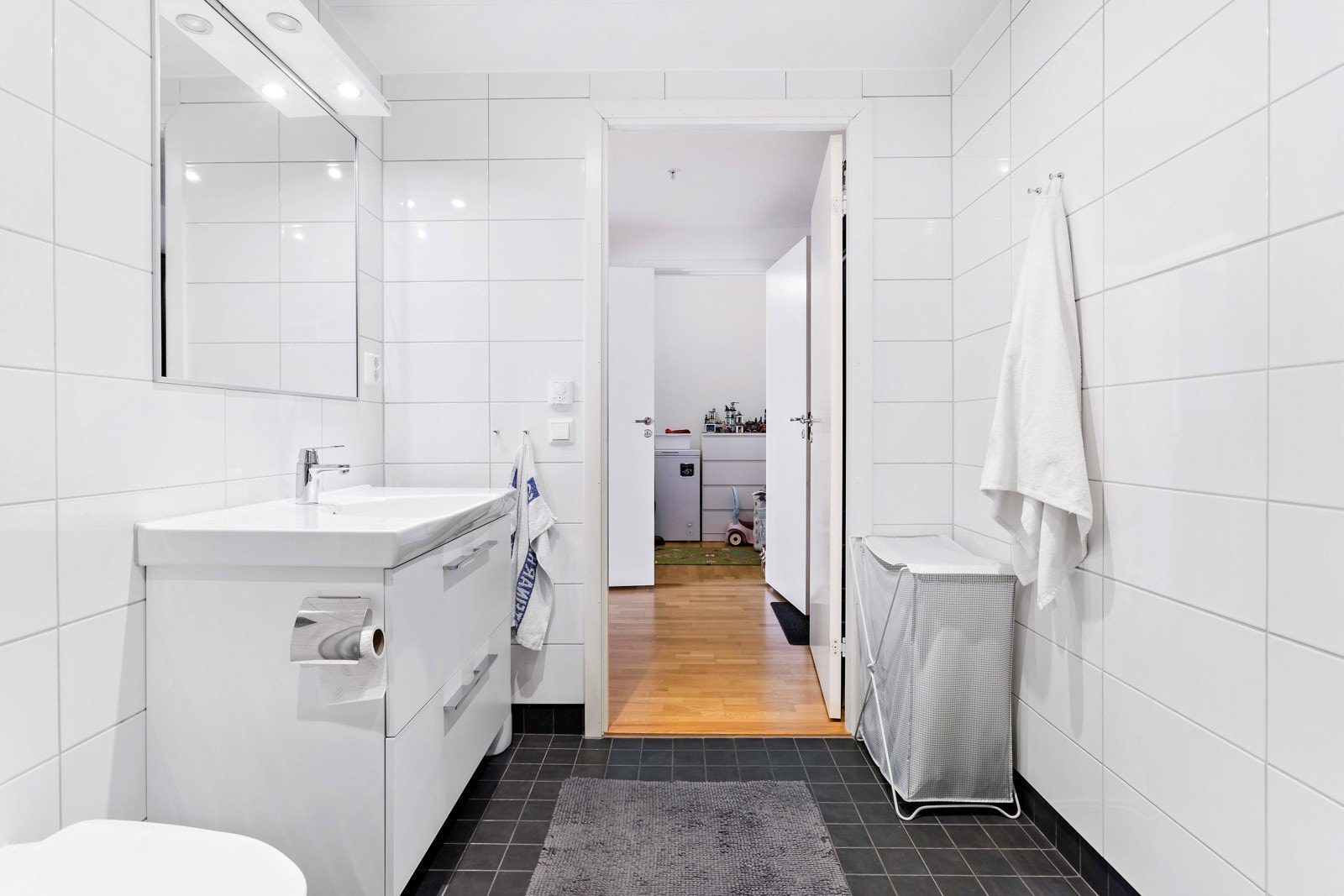 Pen badersomsrinnredning med god plass til oppbevaring av personlige artikler. Galleribilde