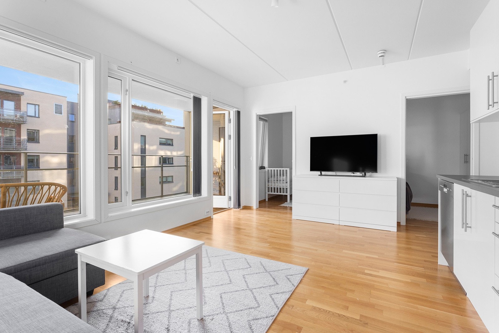 Stuen er av god størrelse og har plass til mediavegg og diverse møblement. Galleribilde