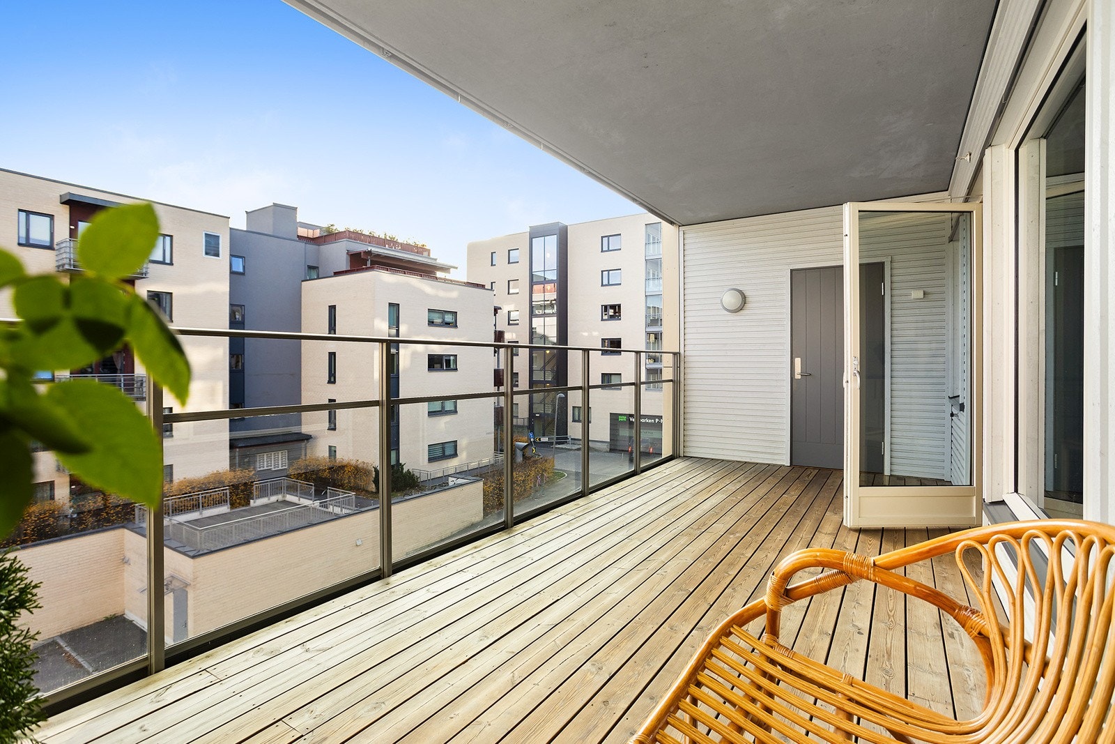 Romslig balkong med bod Galleribilde