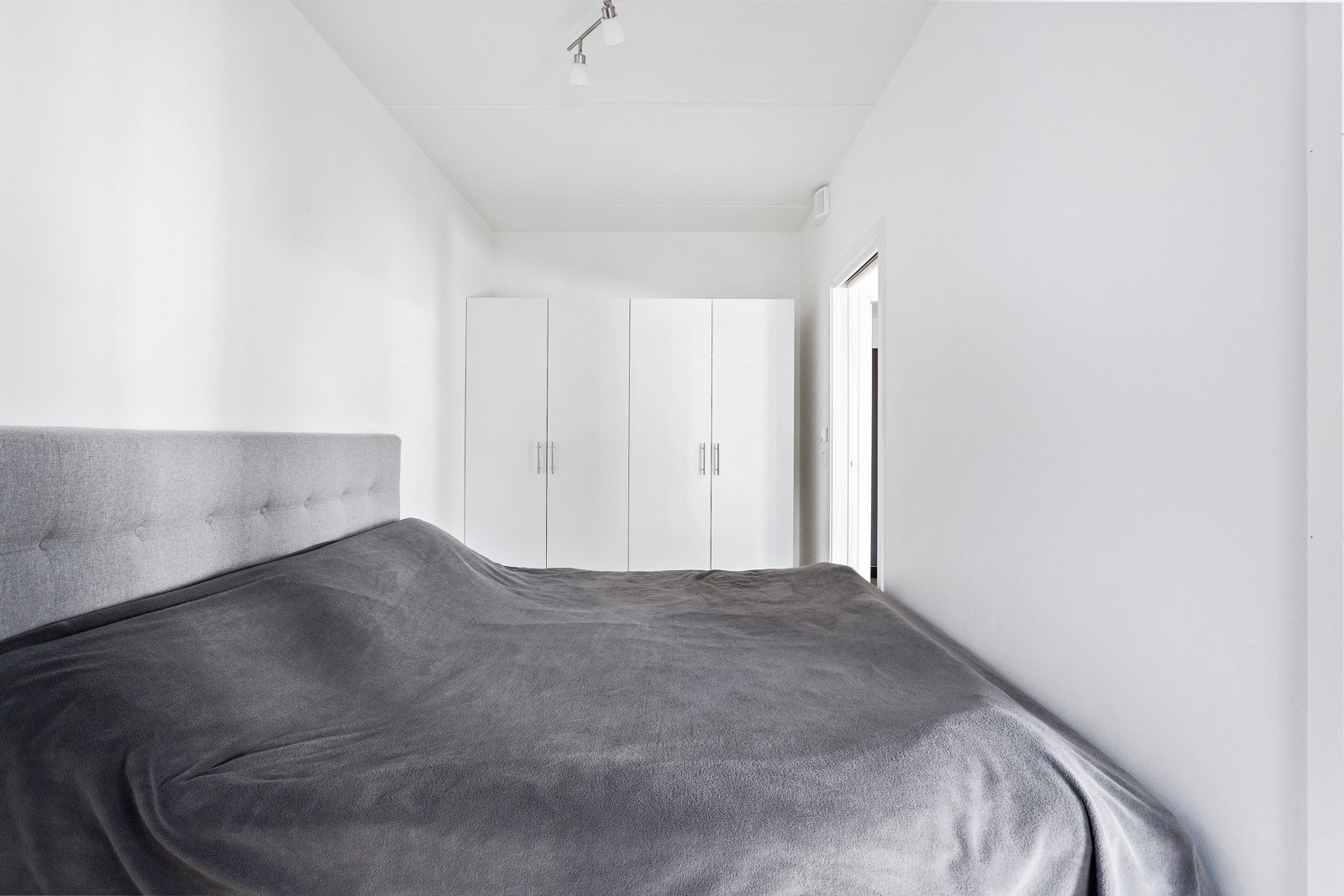 Her har du god plass til stor garderobe for oppbevaring av klær. Galleribilde