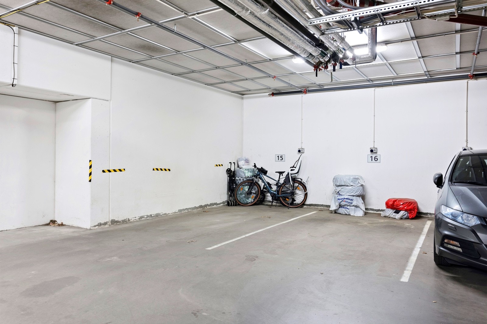 Boligen disponerer en garasjeplass i felles garasjeanlegg. Galleribilde